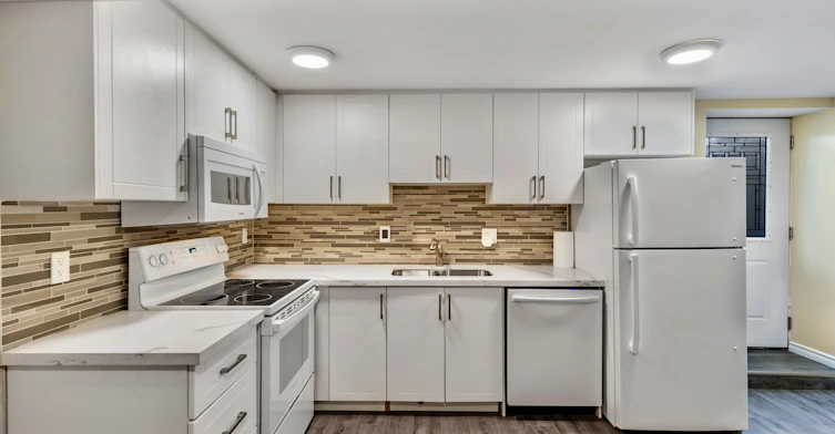 5 Rutherford Avenue, Toronto, ON, M6M 2C5 - 2