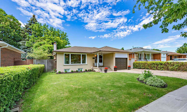 793 Netherton Crescent