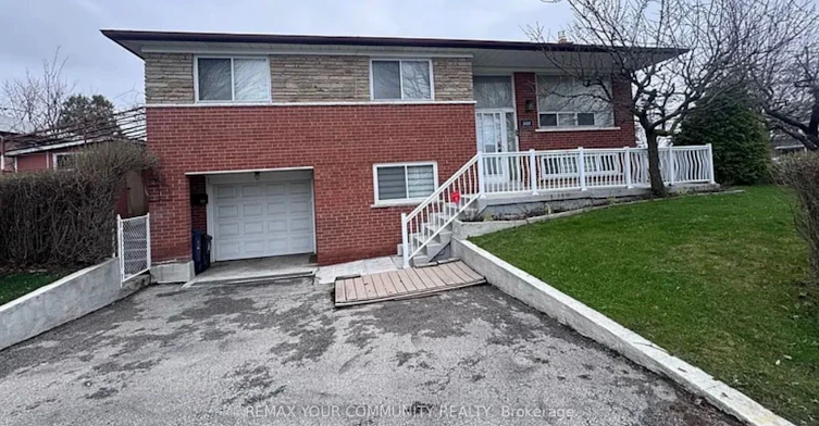UPPER-300 Driftwood Avenue, Toronto, ON, M3N 2P1