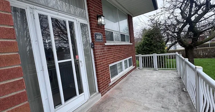 UPPER-300 Driftwood Avenue, Toronto, ON, M3N 2P1 - 2