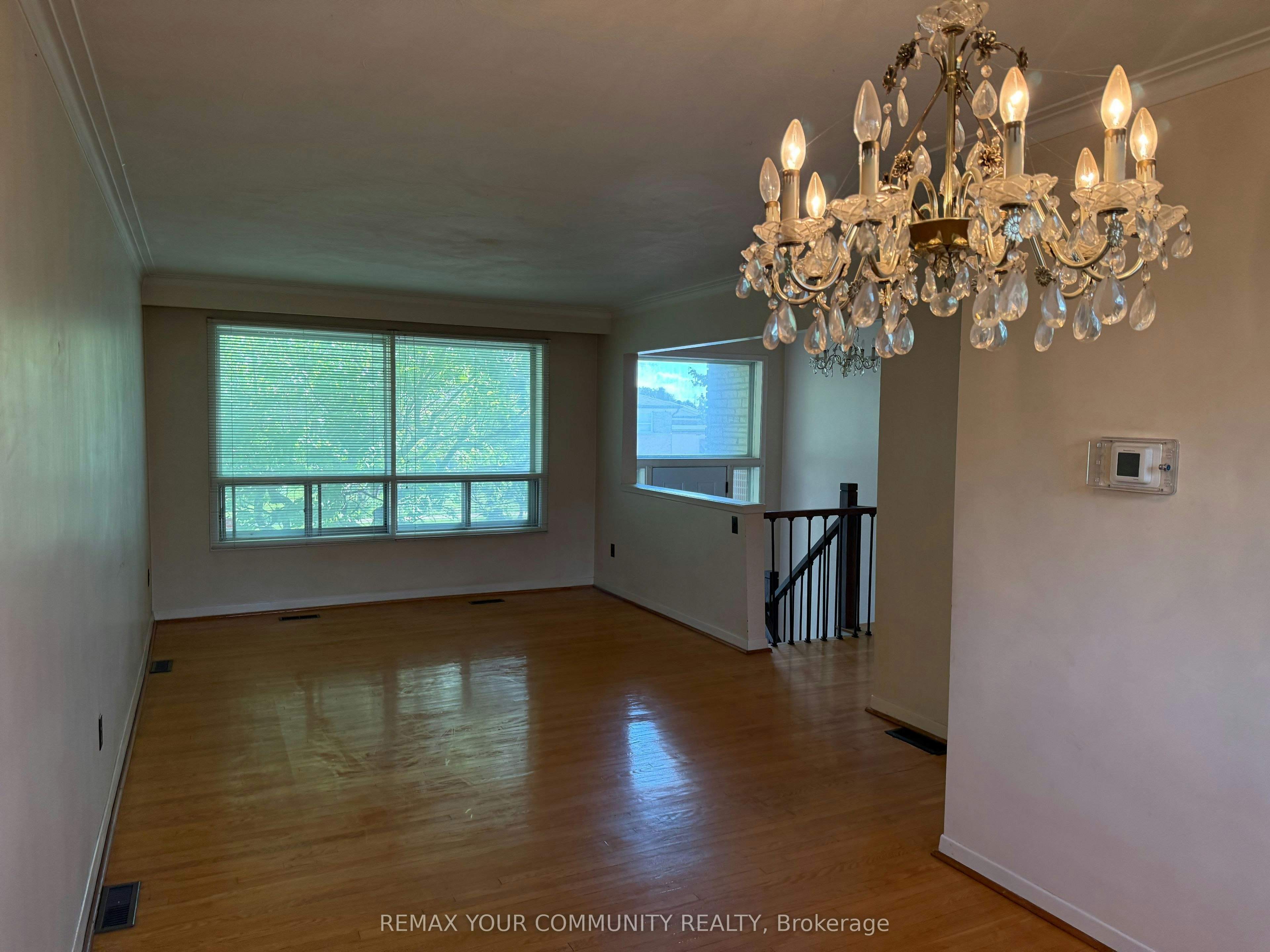 UPPER-300 Driftwood Avenue, Toronto, ON, M3N 2P1 - 11