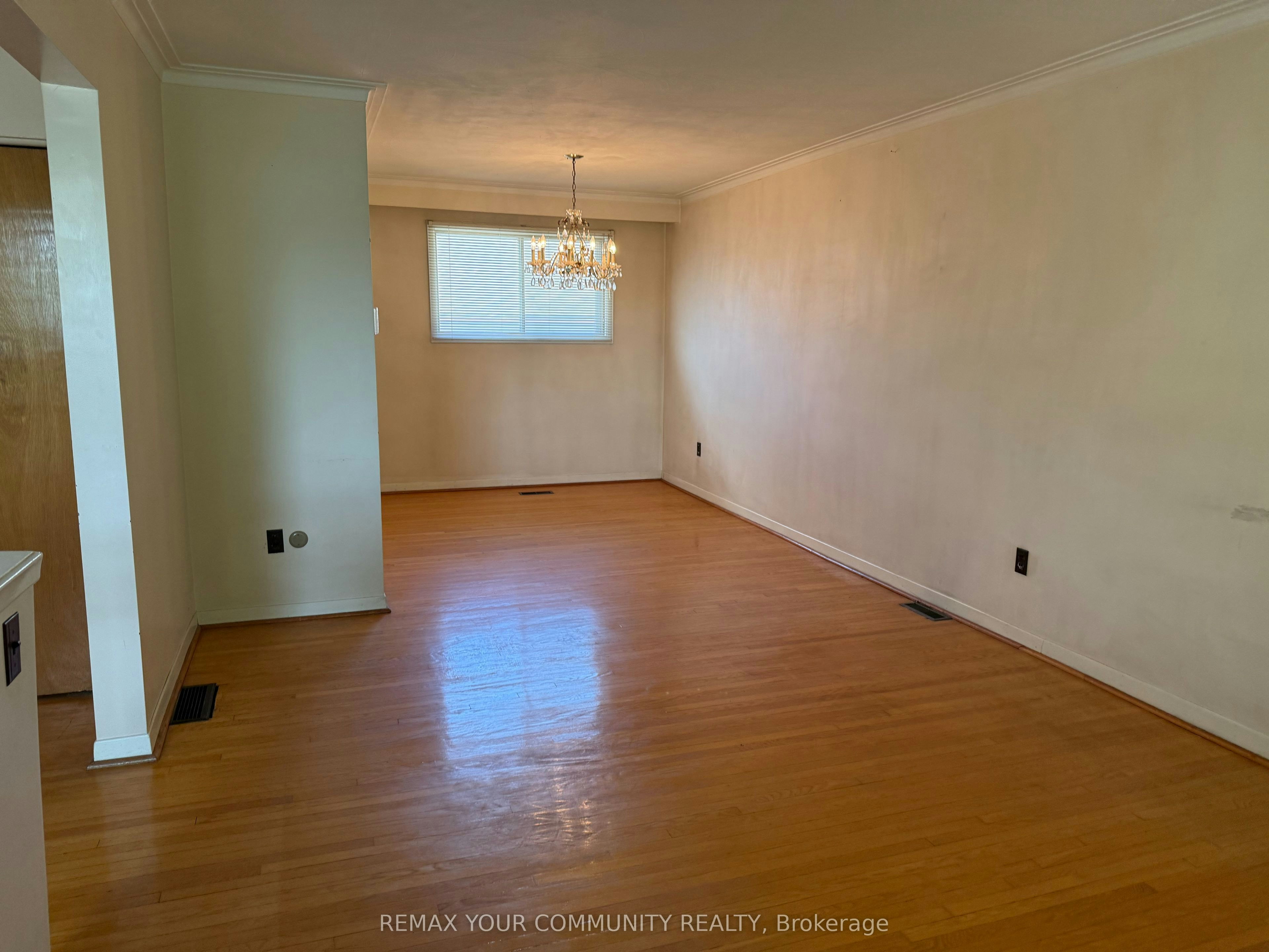 UPPER-300 Driftwood Avenue, Toronto, ON, M3N 2P1 - 12