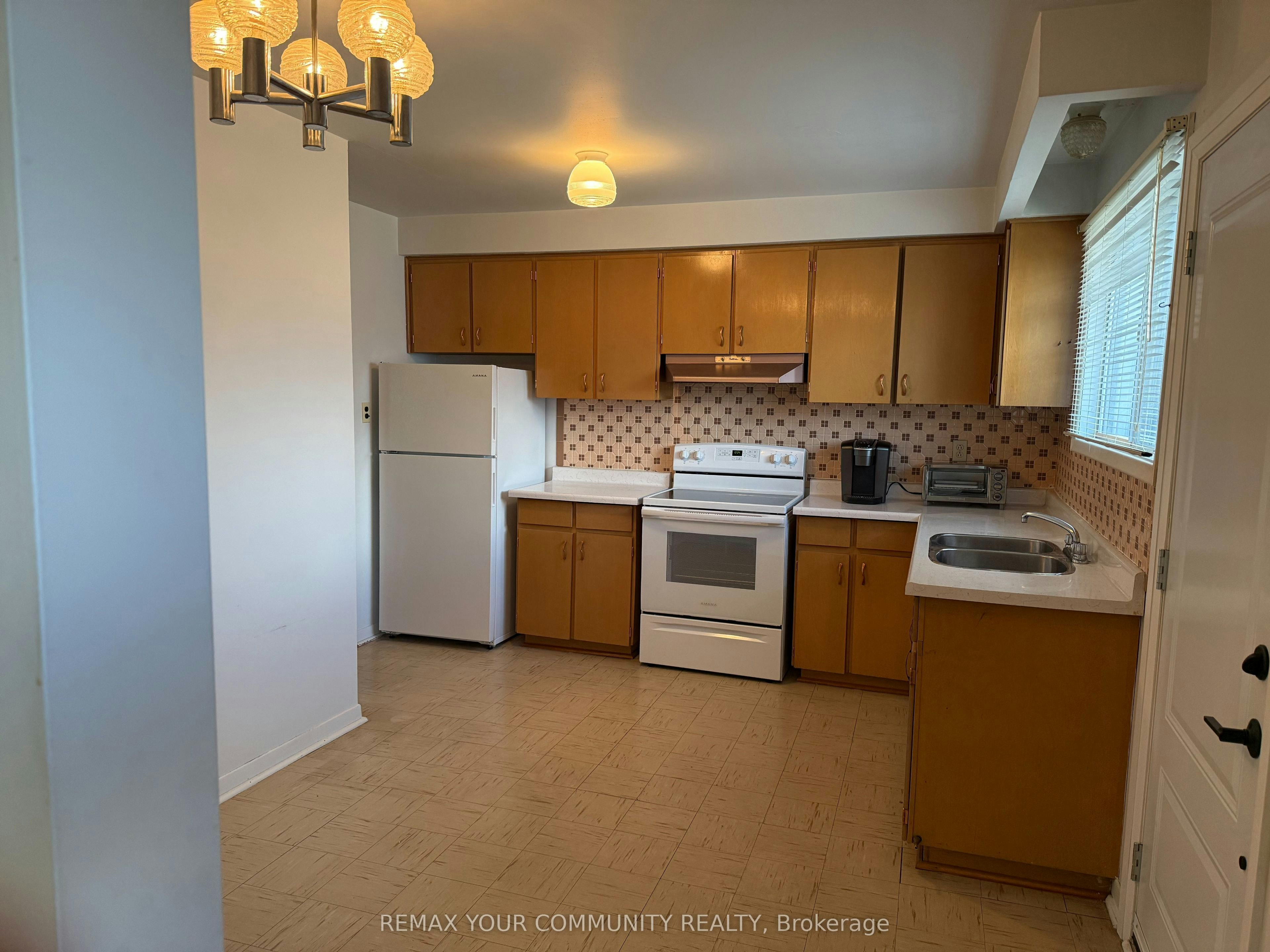 UPPER-300 Driftwood Avenue, Toronto, ON, M3N 2P1 - 8