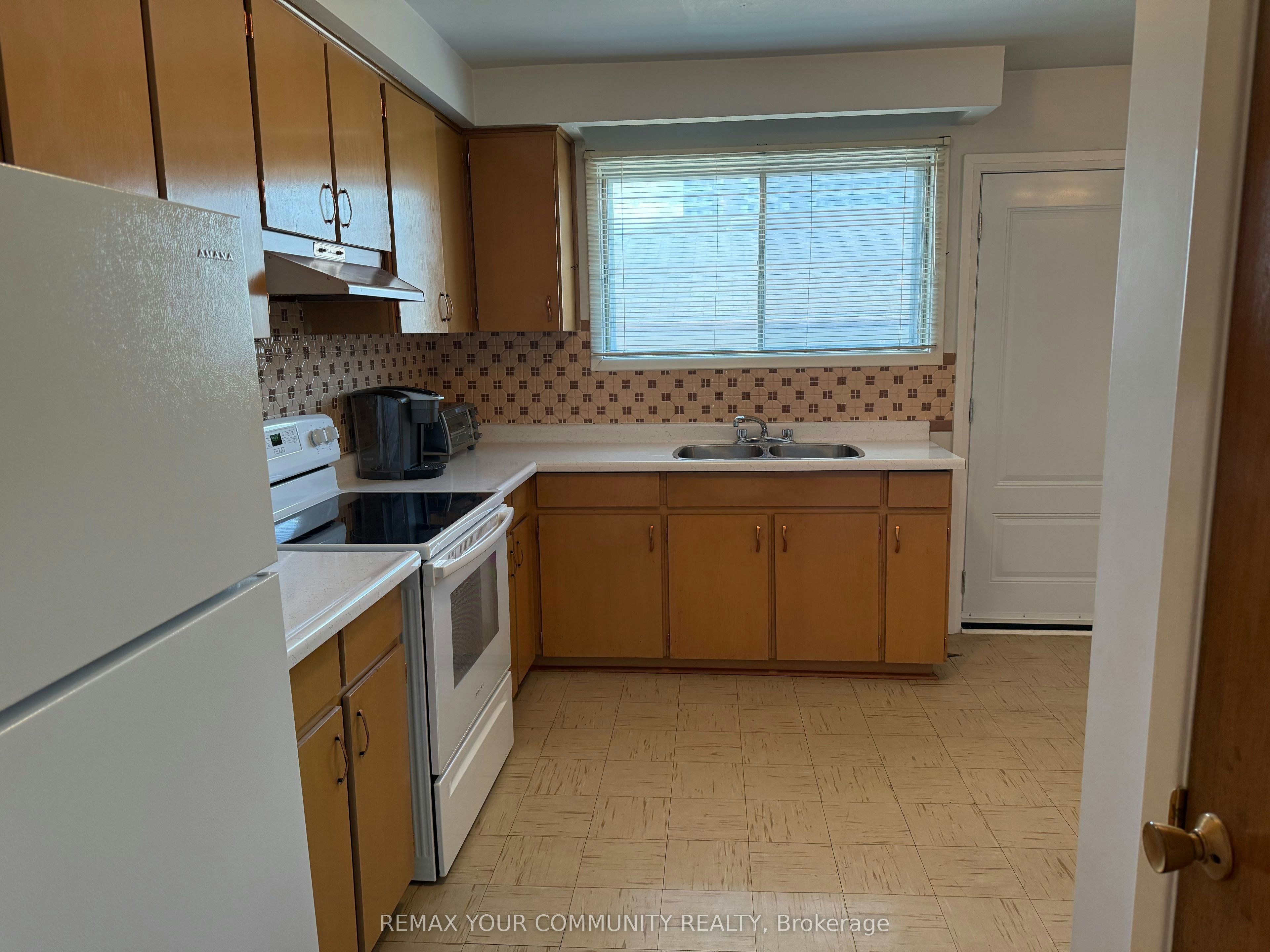 UPPER-300 Driftwood Avenue, Toronto, ON, M3N 2P1 - 9