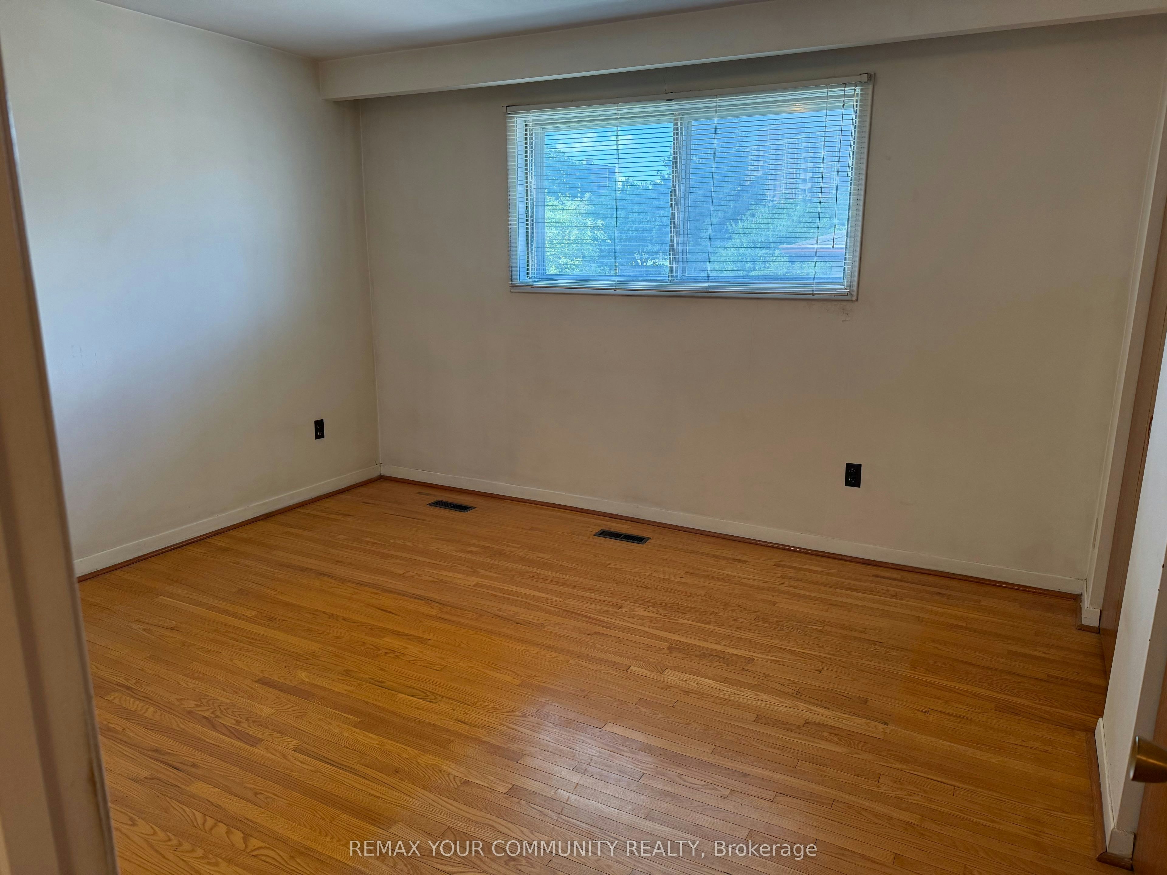 UPPER-300 Driftwood Avenue, Toronto, ON, M3N 2P1 - 13