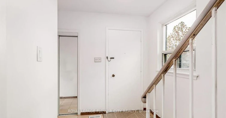 3 Clayhall Crescent, Toronto, ON, M3J 1W5 - 3