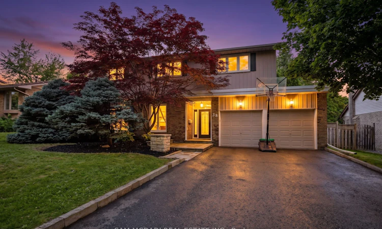 38 Kenninghall Boulevard