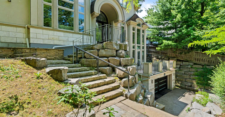 2014 Heartwood Court, Mississauga, ON, L5C 4P7 - 2