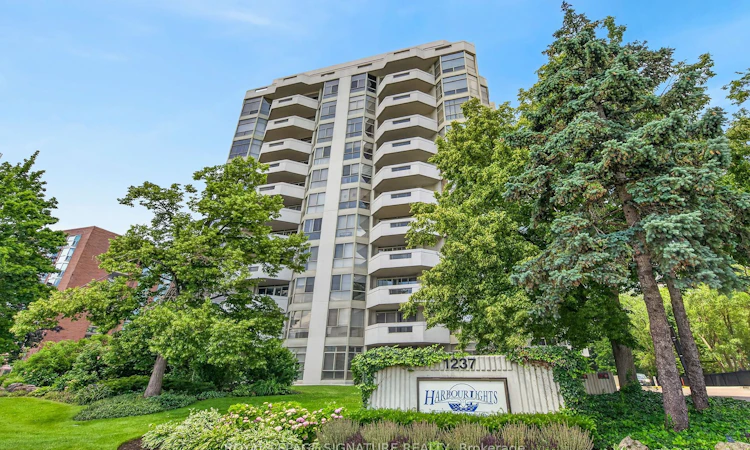 405-1237 North Shore Boulevard E