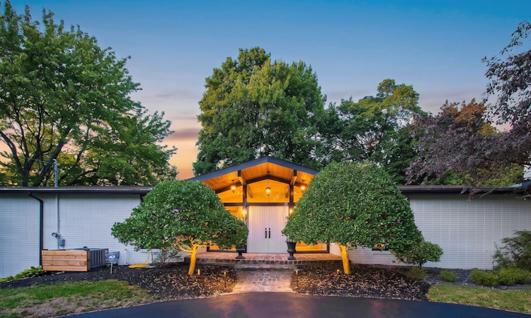 625 Sir Richards Road