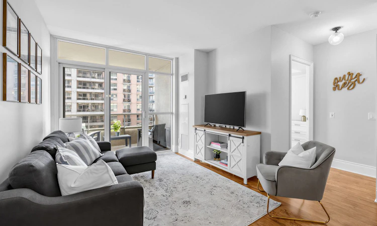 1123-5233 Dundas Street W