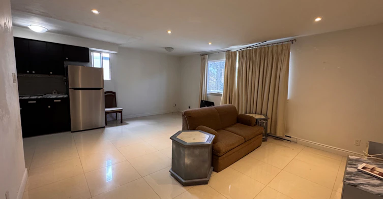 3-256 Lakeshore Road E, Mississauga, ON, L5G 1G9