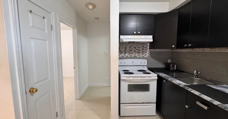 3-256 Lakeshore Road E, Mississauga, ON, L5G 1G9 - 5