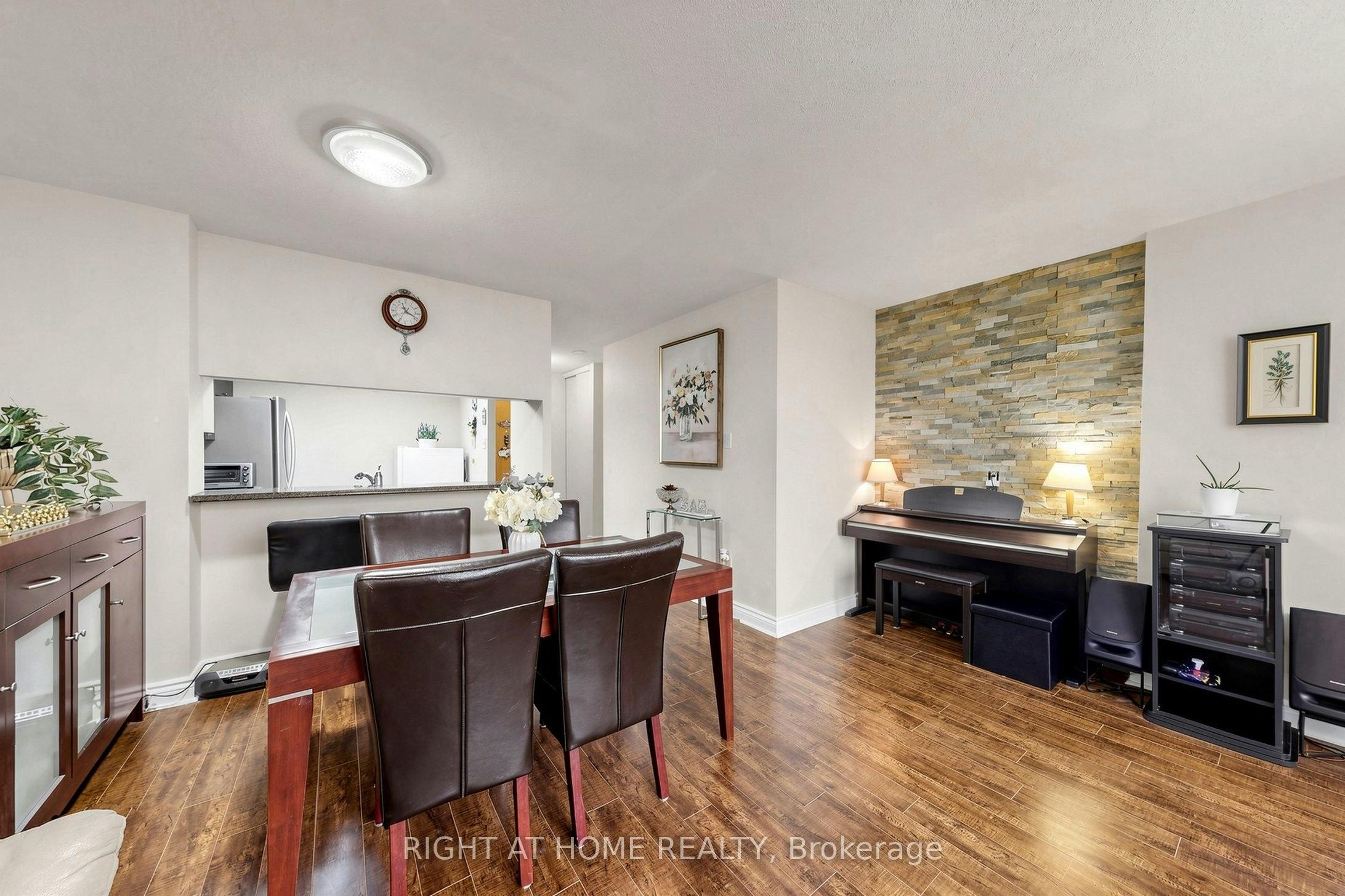 PH9-300 Webb Drive, Mississauga, ON, L5B 3W3