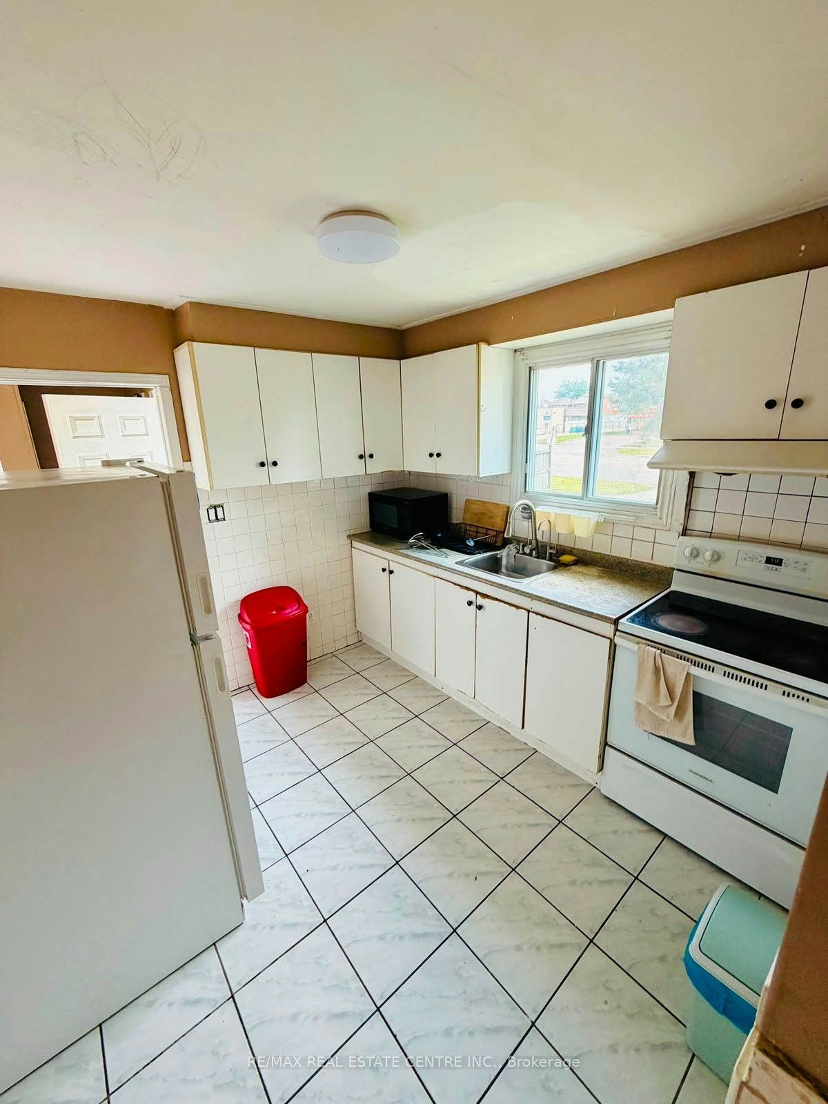 7118 Goreway Drive, Mississauga, ON, L4T 2T6 - 8
