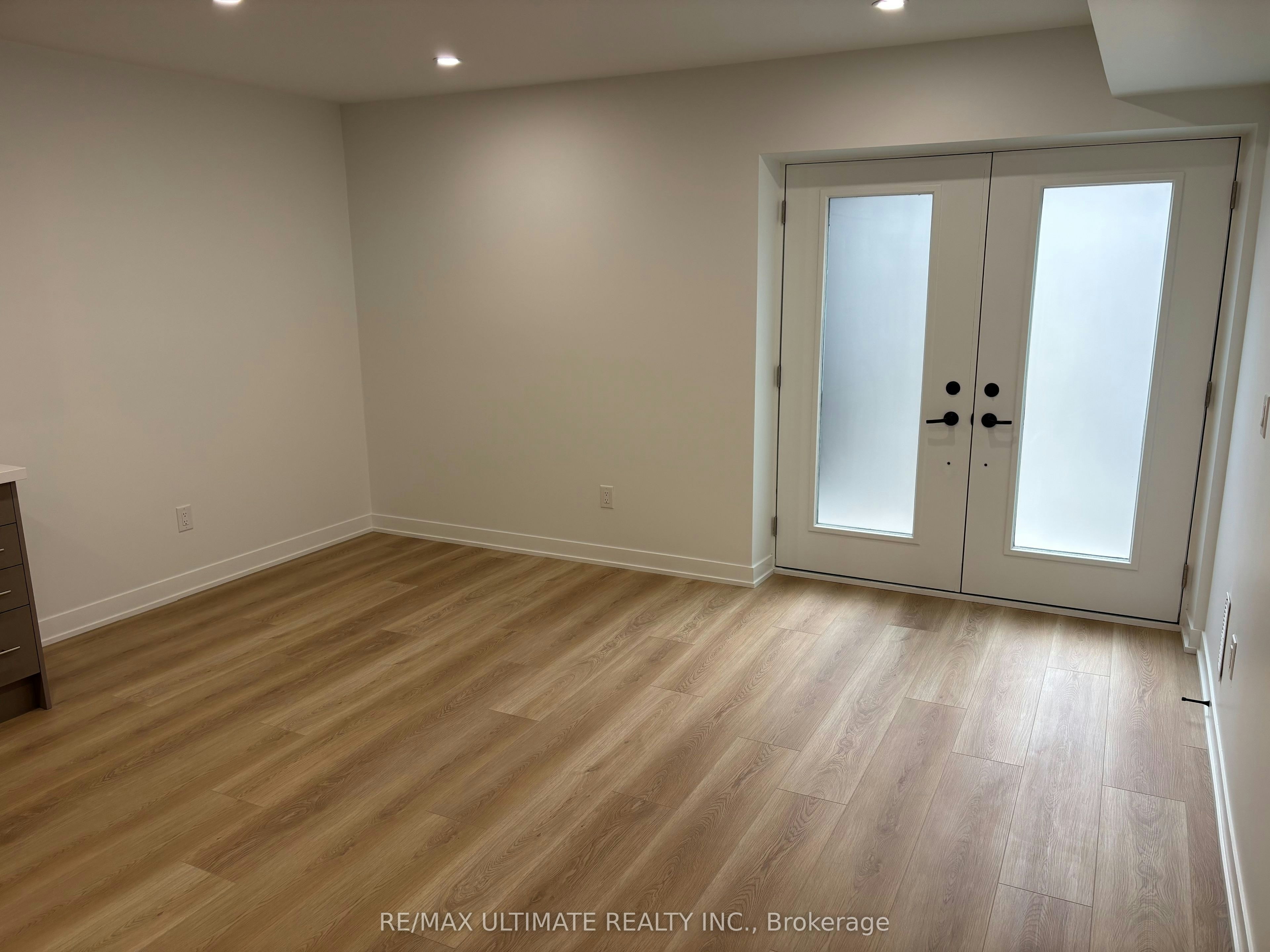 Lower-249 Silverthorn Avenue, Toronto, ON, M6N 3K2 - 4