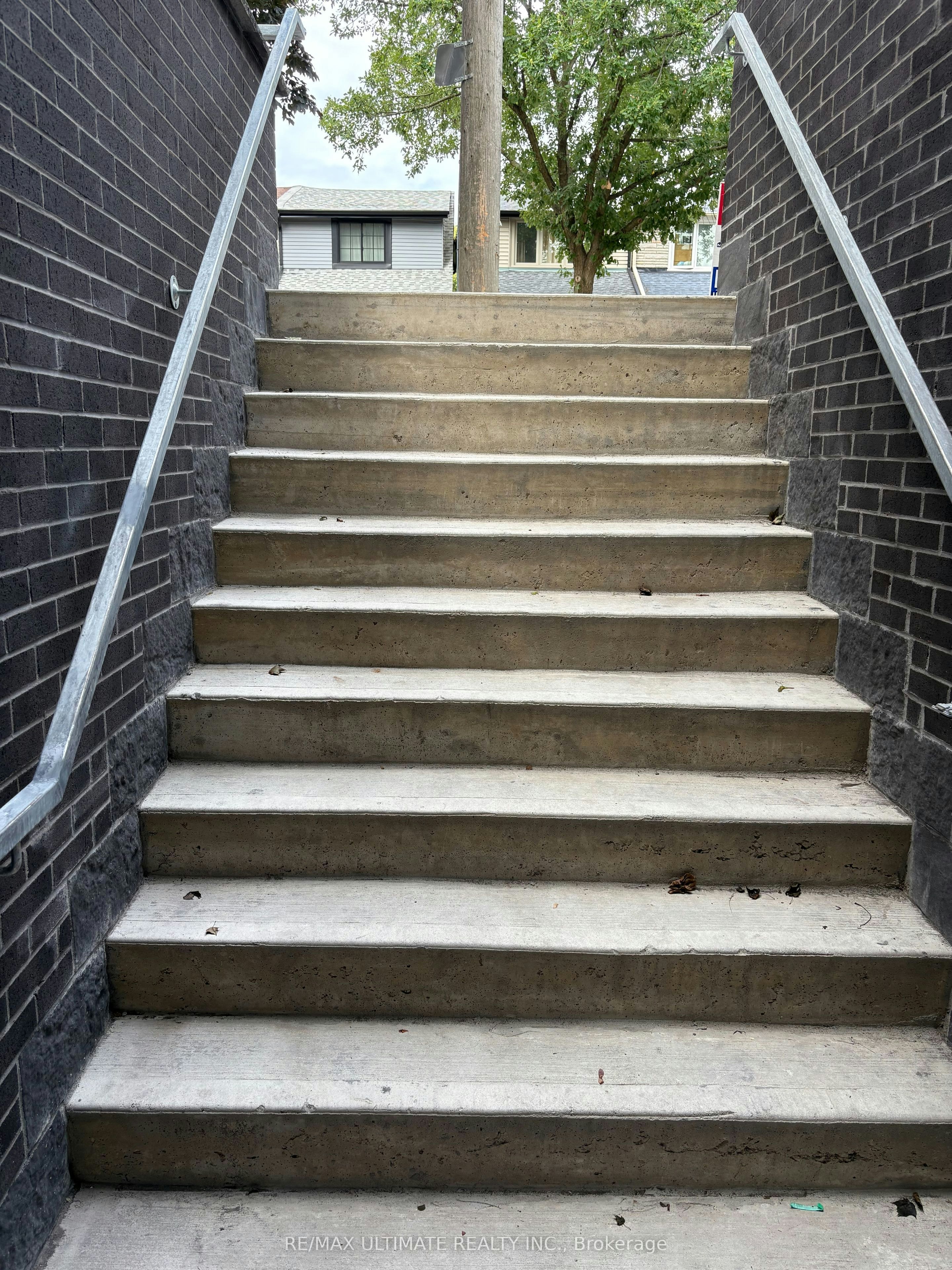 Lower-249 Silverthorn Avenue, Toronto, ON, M6N 3K2 - 2