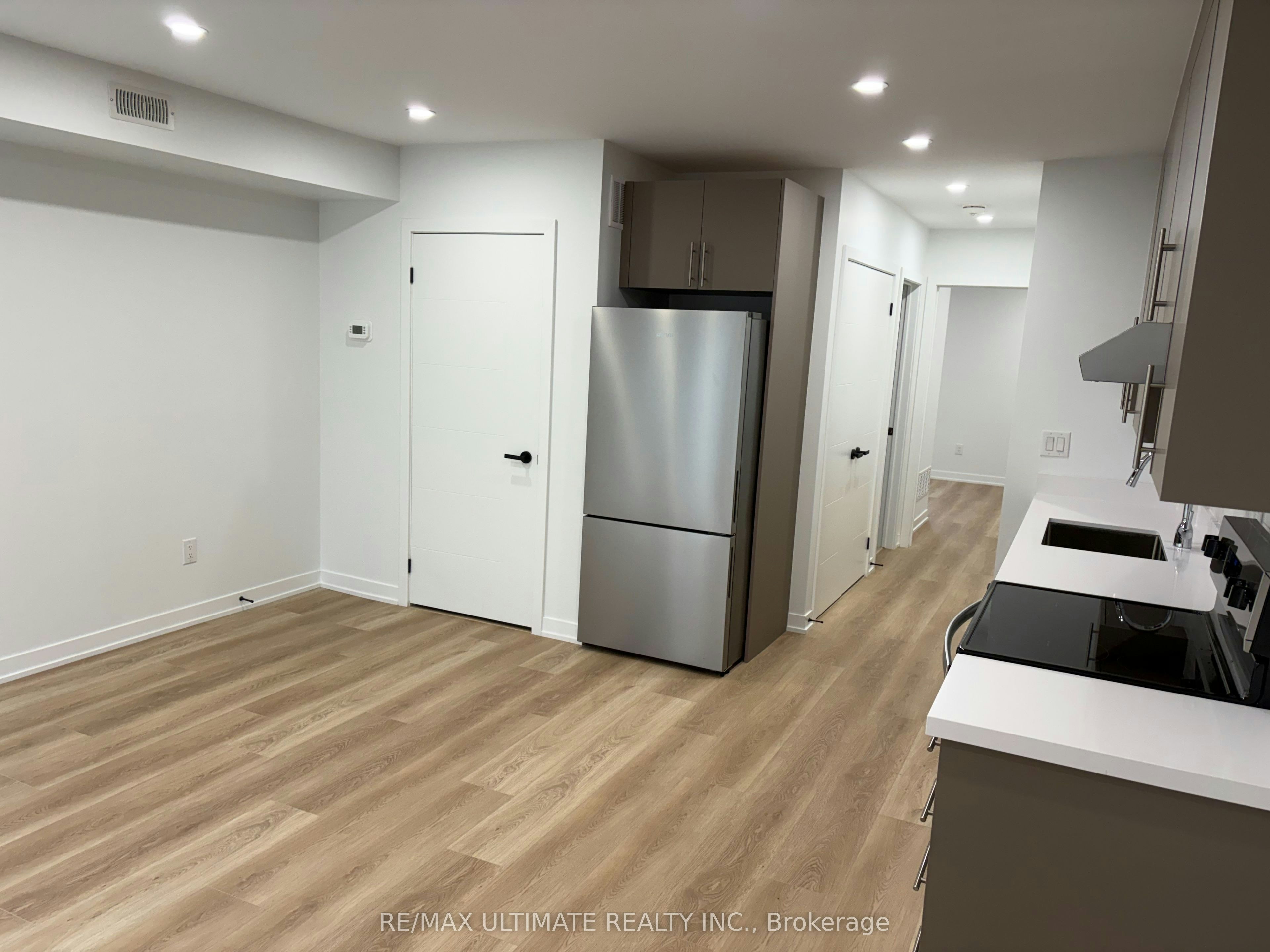 Lower-249 Silverthorn Avenue, Toronto, ON, M6N 3K2 - 5