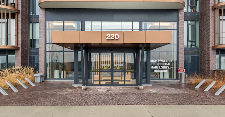912-220 Missinnihe Way, Mississauga, ON, L5H 0A9 - 2