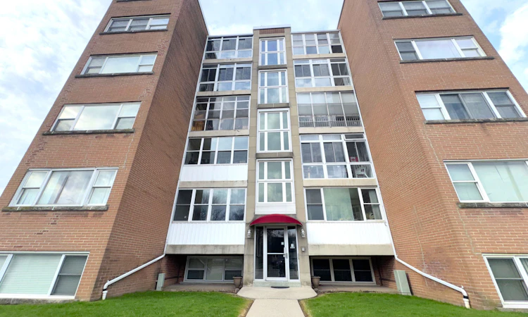25-824 Brant Street