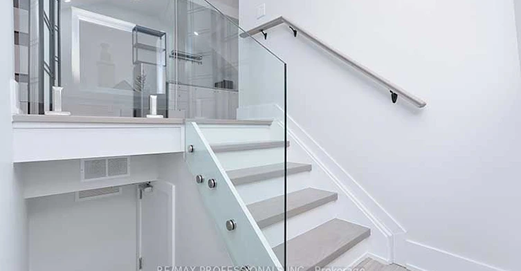 3rd Fl-23 Radford Avenue, Toronto, ON, M6R 1Z5 - 4