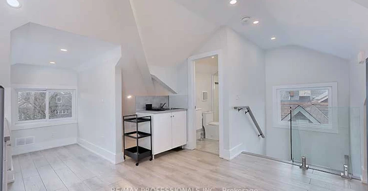 3rd Fl-23 Radford Avenue, Toronto, ON, M6R 1Z5 - 5