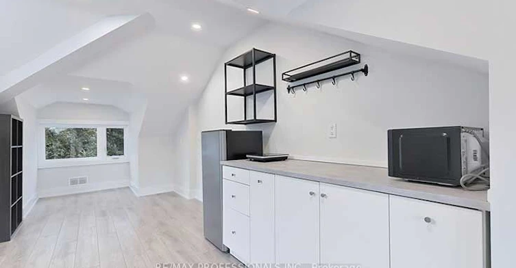 3rd Fl-23 Radford Avenue, Toronto, ON, M6R 1Z5 - 6