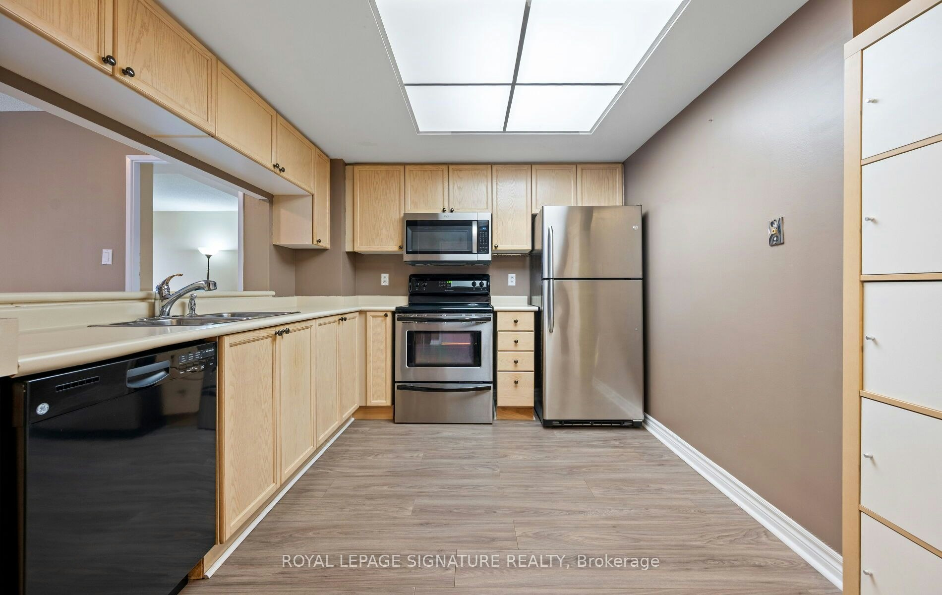 102-101 Subway Crescent, Toronto, ON, M9B 6K4 - 9