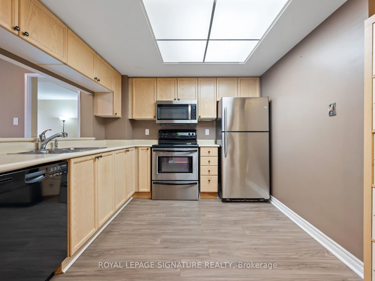102-101 Subway Crescent, Toronto, ON, M9B 6K4 - 9