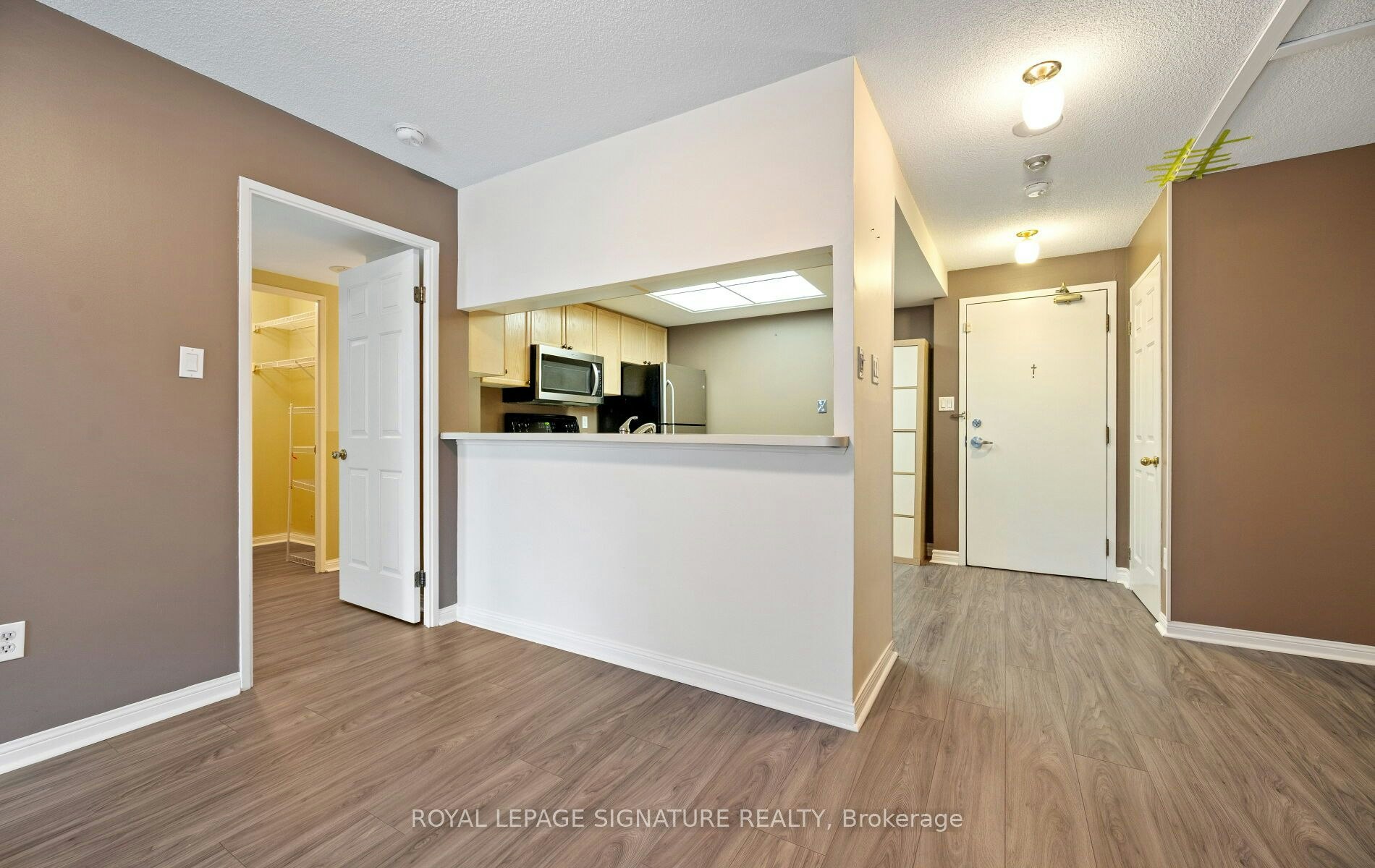 102-101 Subway Crescent, Toronto, ON, M9B 6K4 - 11