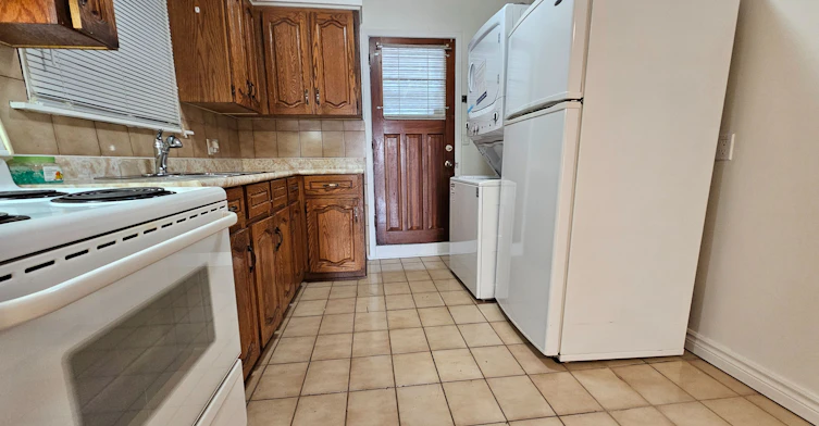 2nd floor-568 Rogers Avenue, Toronto, ON, M6M 1B6 - 4