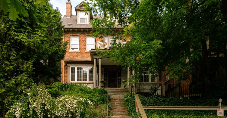 Lower-483 Parkside Drive, Toronto, ON, M6R 2Z9