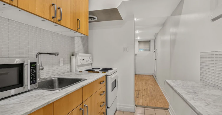 Lower-483 Parkside Drive, Toronto, ON, M6R 2Z9 - 8