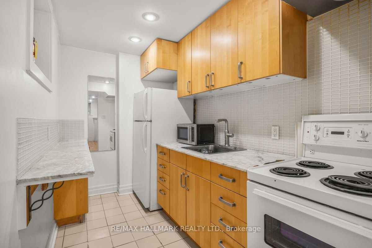 Lower-483 Parkside Drive, Toronto, ON, M6R 2Z9 - 7