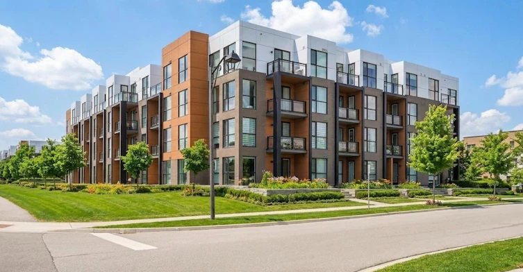 218-210 Sabina Drive, Oakville, ON, L6H 7C3