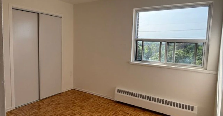 2-611-515 North Service Road, Mississauga, ON, L5A 1B3 - 3