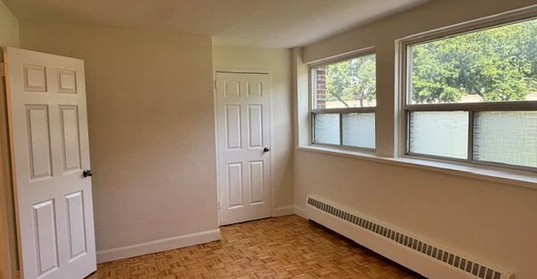 2-102-515 North Service Road, Mississauga, ON, L5A 1B3 - 3
