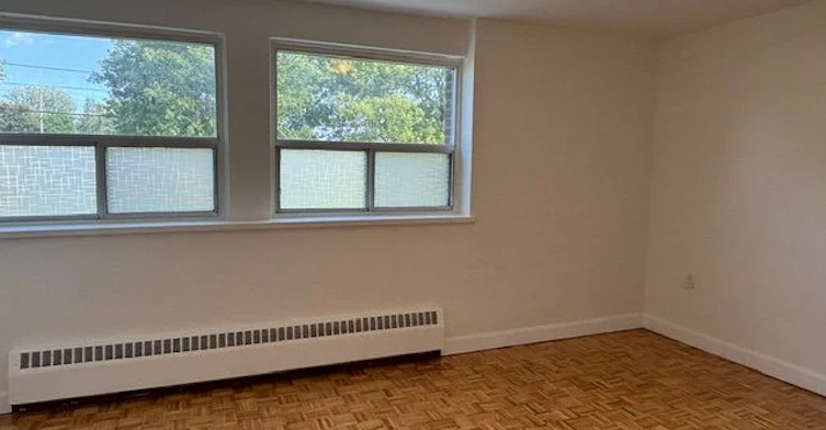 2-102-515 North Service Road, Mississauga, ON, L5A 1B3 - 4