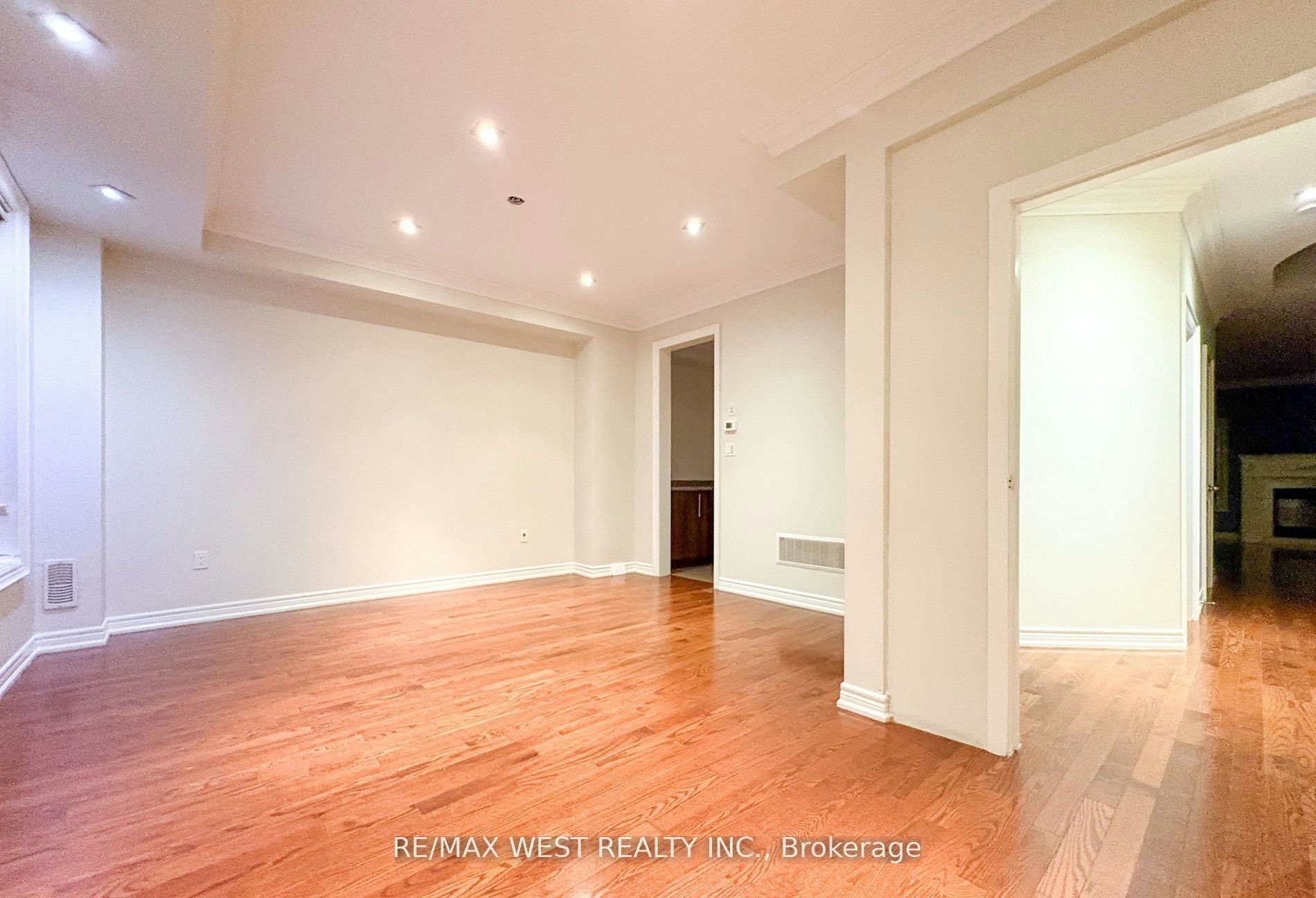160 Bob Yuill Drive, Toronto, ON, M9M 0B1 - 3