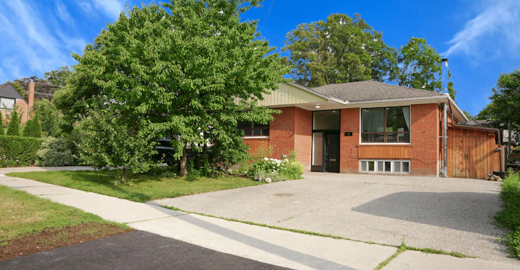 7 North Heights Road, Toronto, ON, M9B 2T2