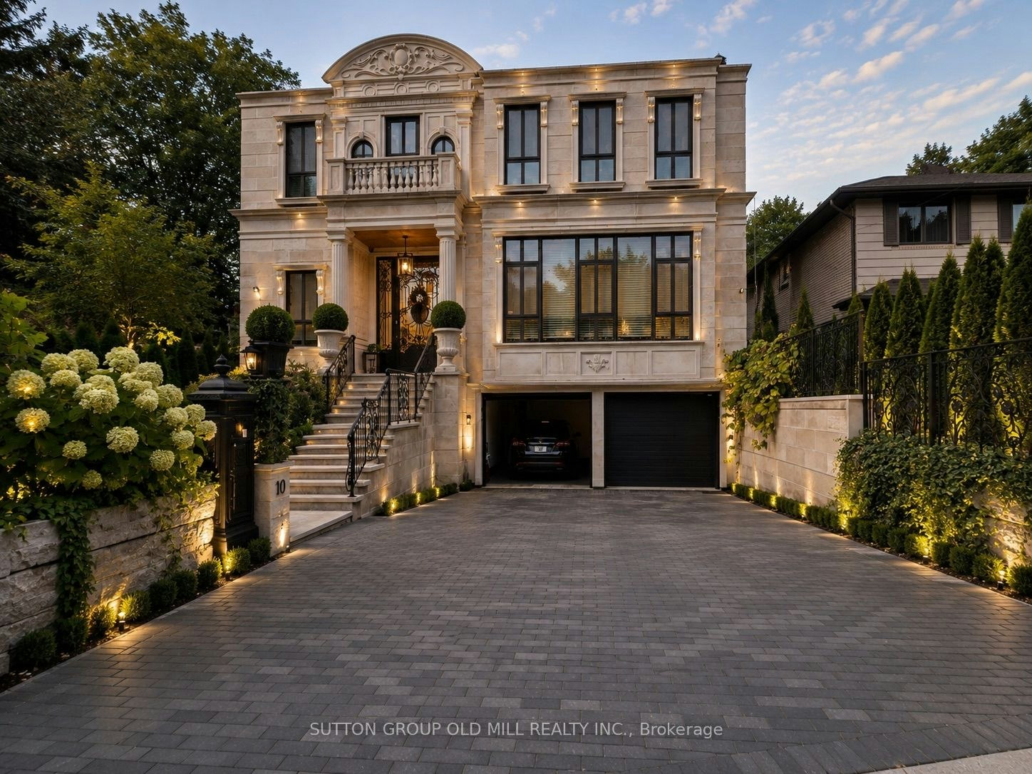10 Hillavon Drive, Toronto, ON, M9B 2P5