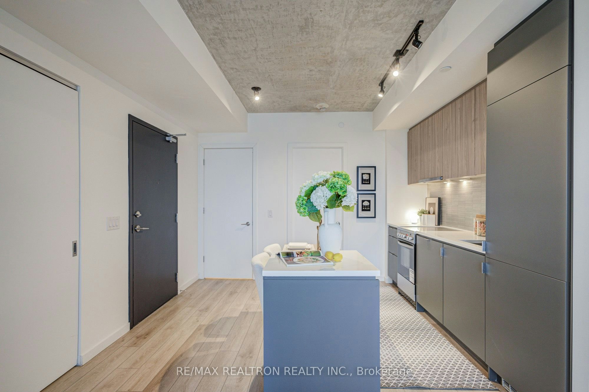 518-7 Smith Crescent, Toronto, ON, M8Z 0G3 - 9