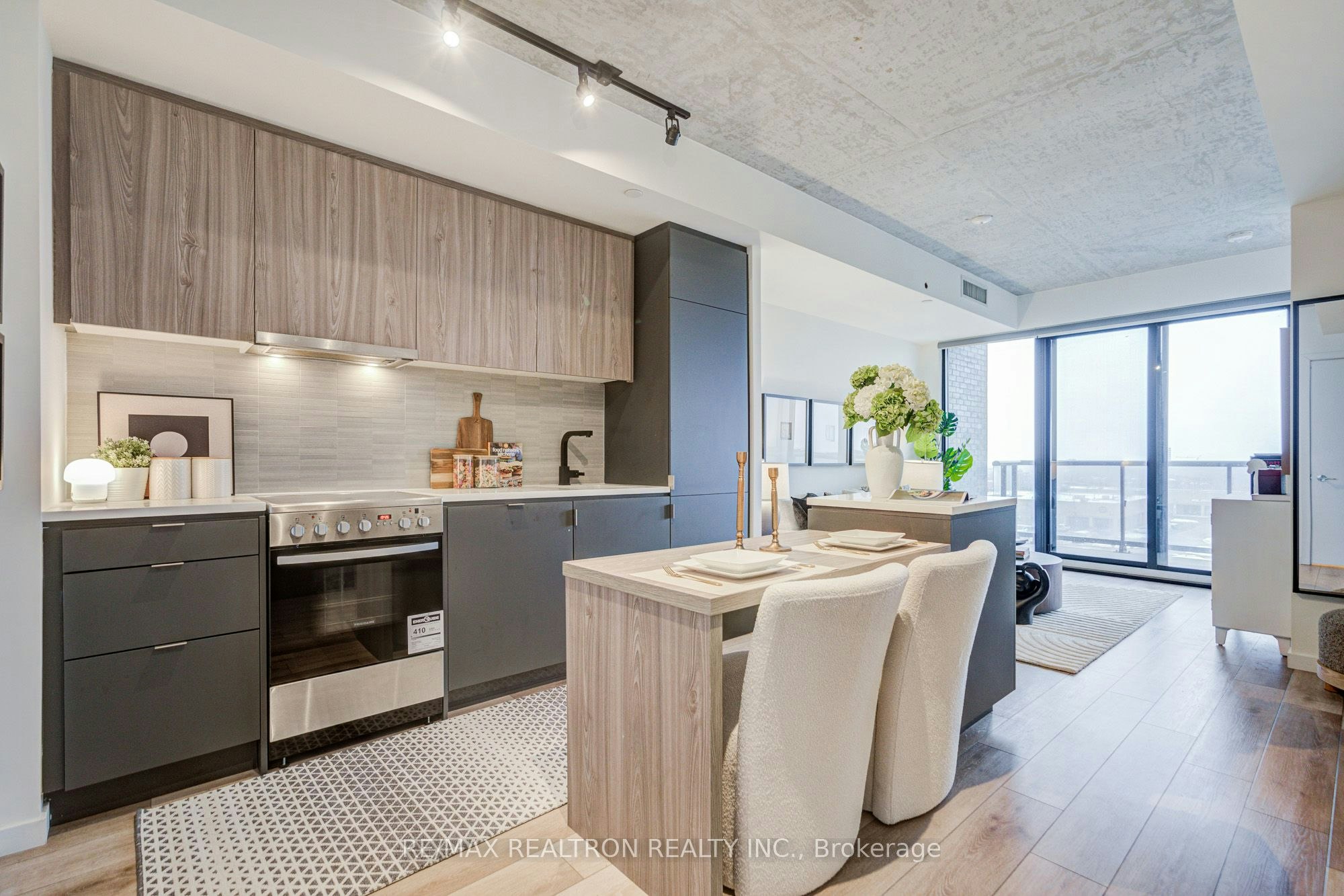 518-7 Smith Crescent, Toronto, ON, M8Z 0G3
