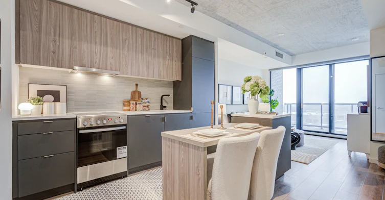 518-7 Smith Crescent, Toronto, ON, M8Z 0G3