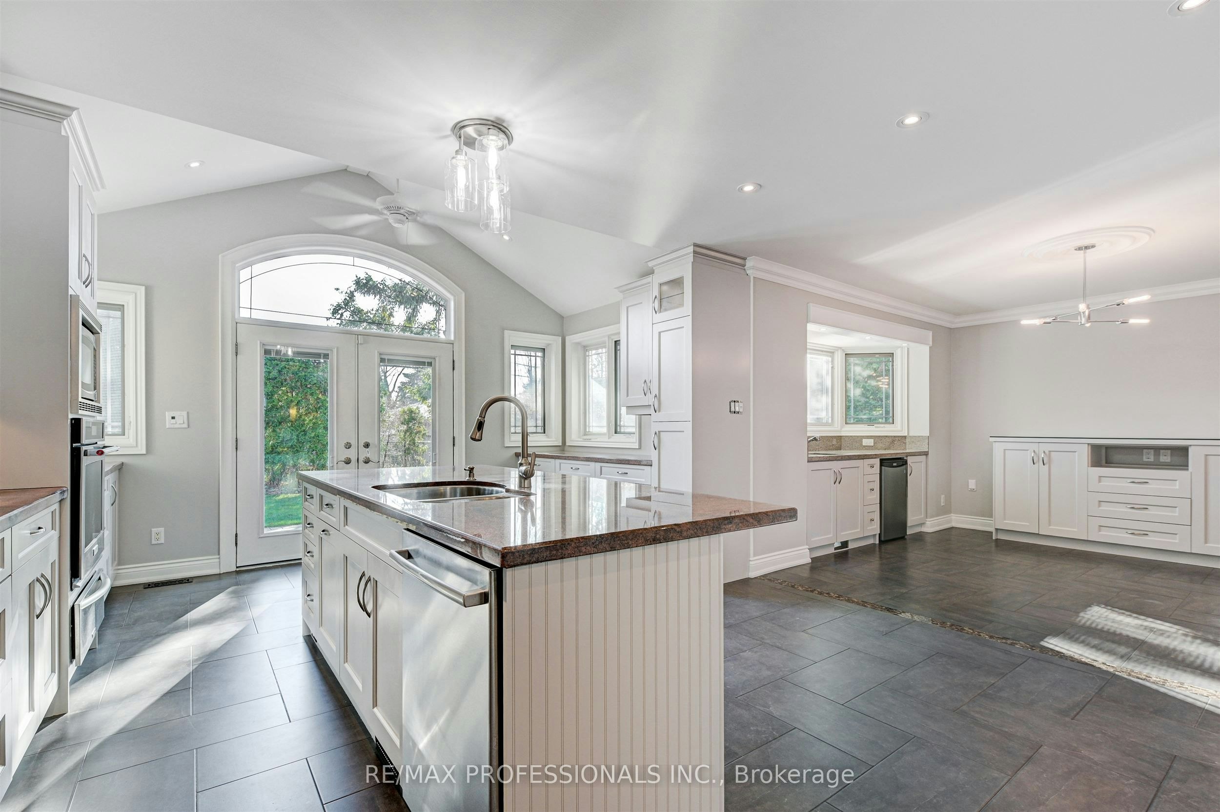 64 Ravensbourne Crescent, Toronto, ON, M9A 2A8 - 9