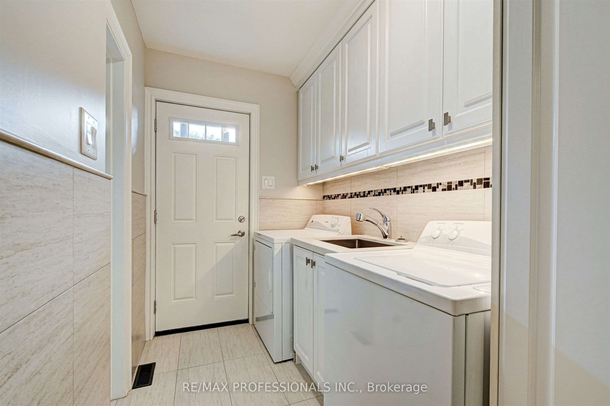 64 Ravensbourne Crescent, Toronto, ON, M9A 2A8 - 21
