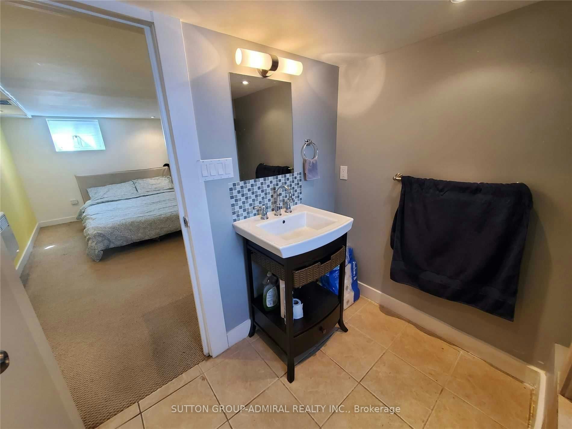 Lower-31 Gilpin Avenue, Toronto, ON, M6M 1G7 - 2