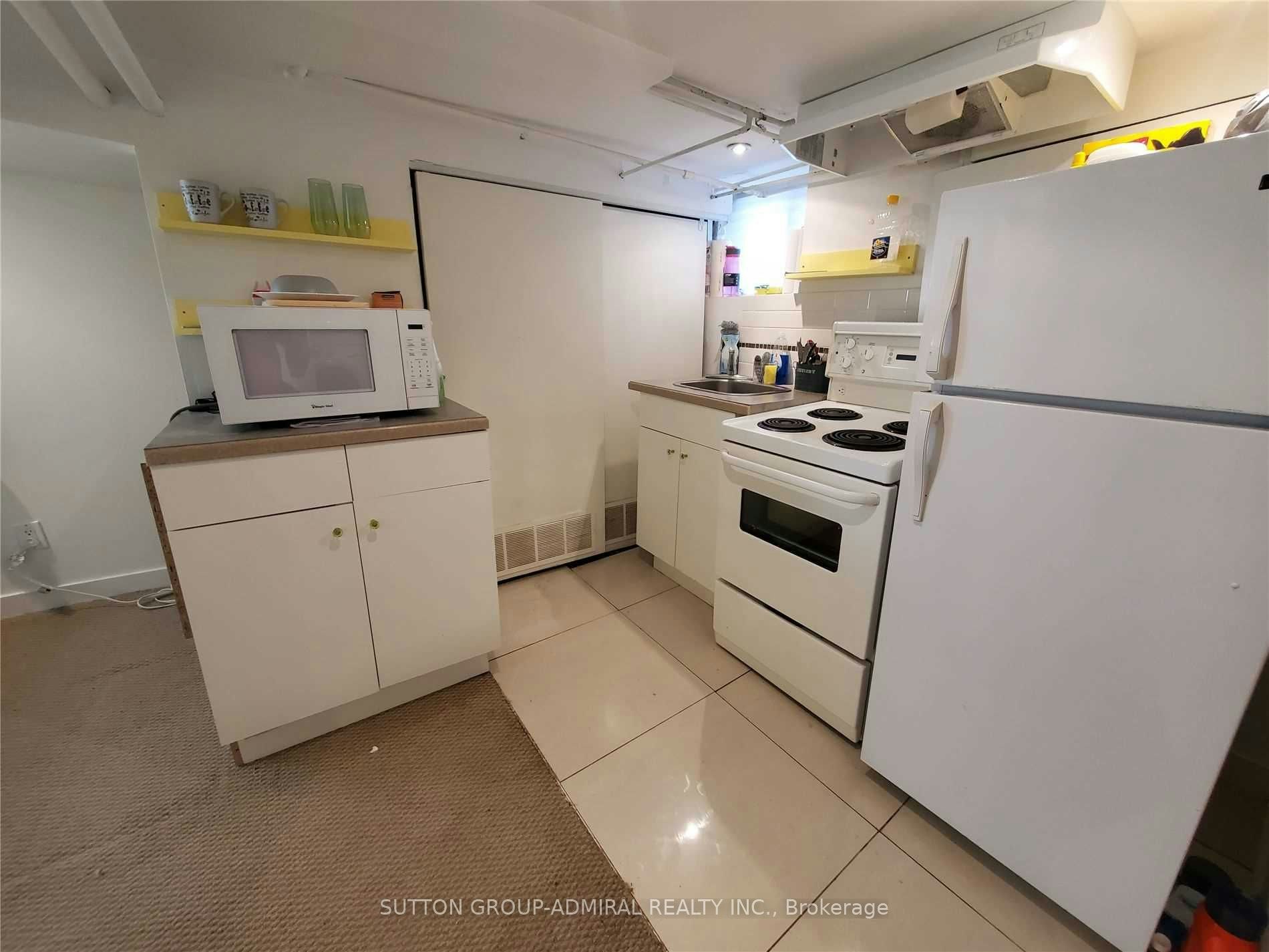 Lower-31 Gilpin Avenue, Toronto, ON, M6M 1G7 - 4