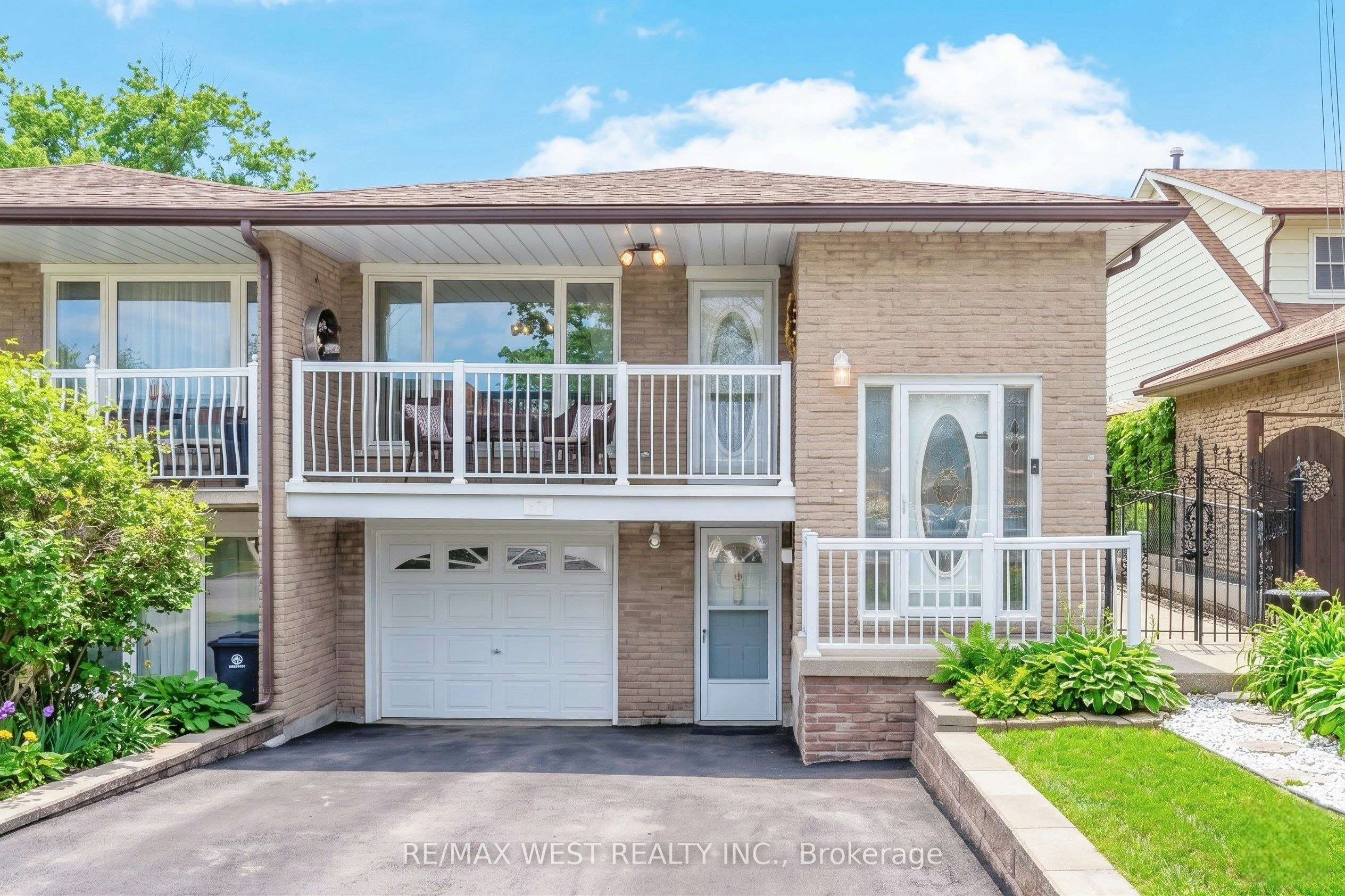 941 Stainton Drive, Mississauga, ON, L5C 1G2