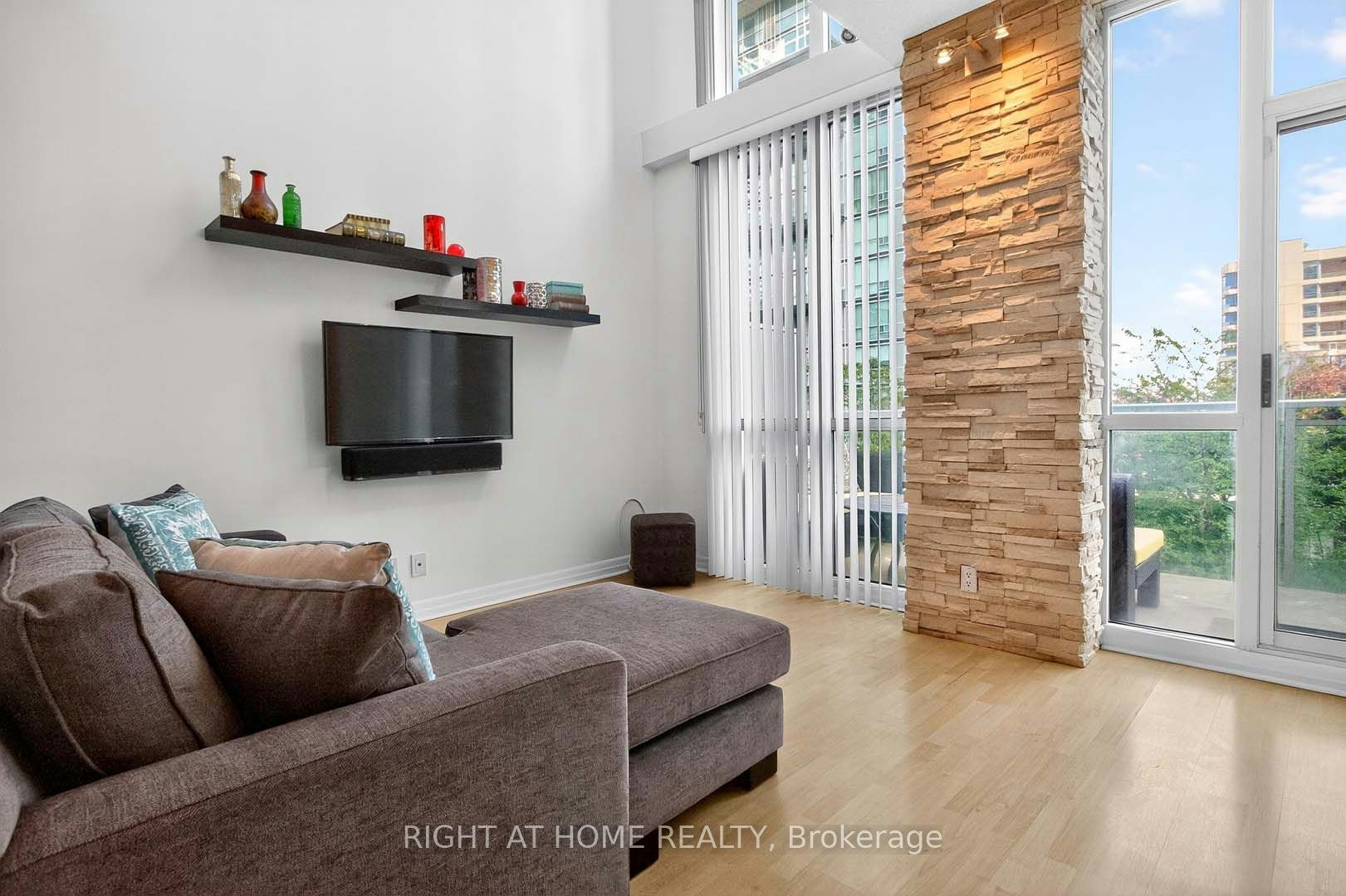 717-220 Burnhamthorpe Road W, Mississauga, ON, L5B 4N4 - 3